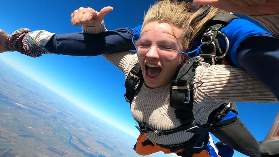 Adelaide: Tandem Skydiving over Lake Alexandrina - Key points at a glance