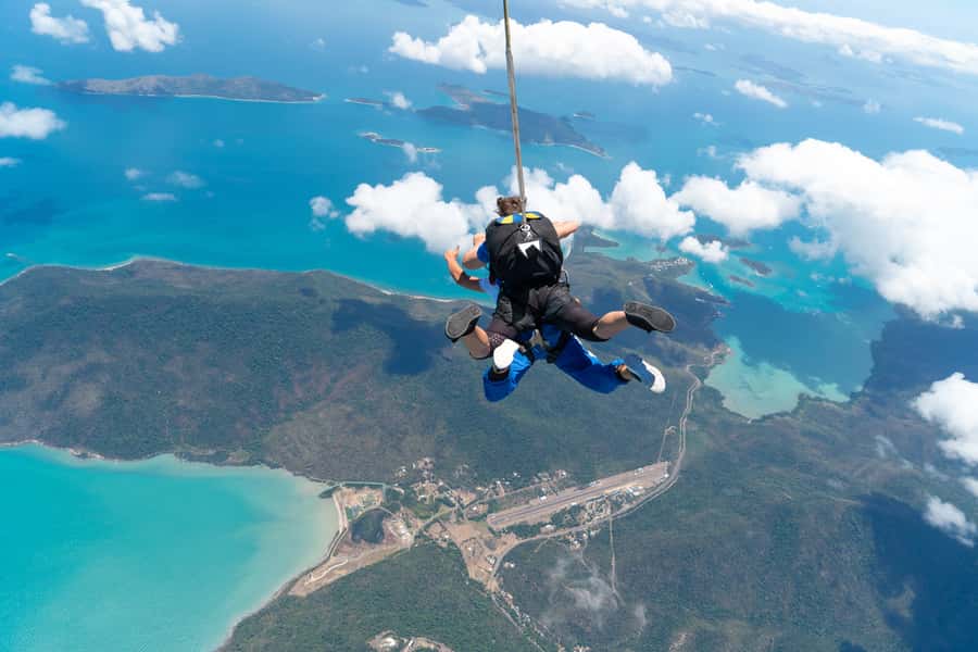Airlie Beach: Tandem Skydive over the Whitsundays - Under the canopy above the Whitsundays