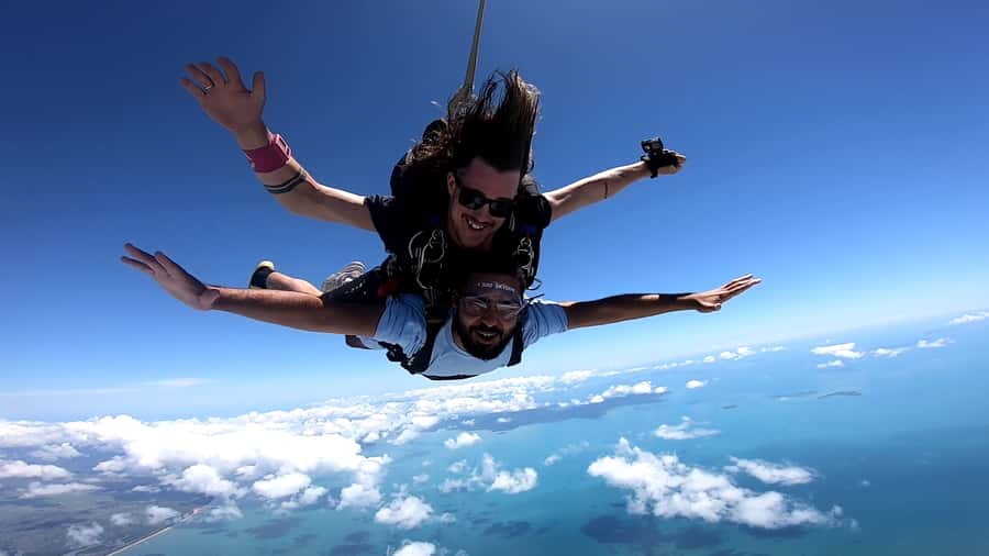 Airlie Beach: Tandem Skydiving Experience with Beach Landing - The safety briefing and meeting your instructor
