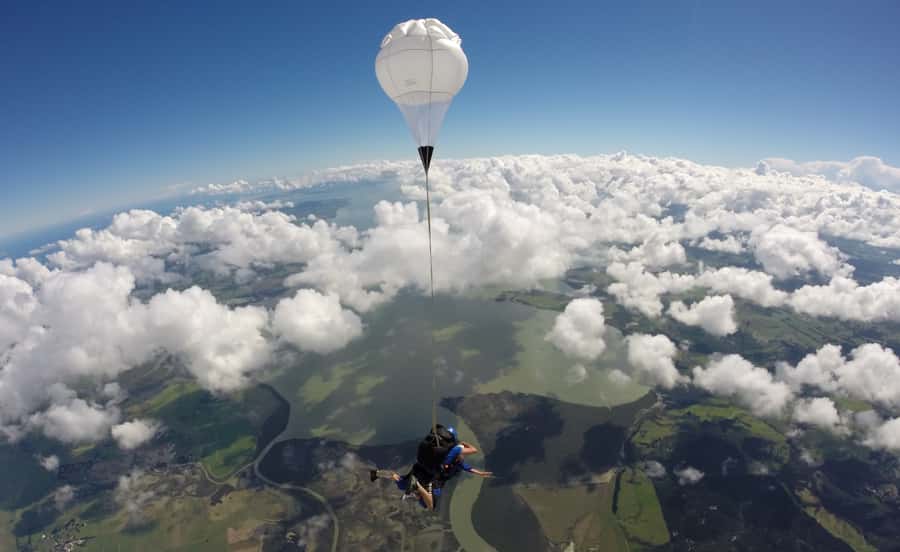 Auckland: 13000, 16000, or 18000-Foot Tandem Skydive - From Auckland city to Parakai in 45 minutes