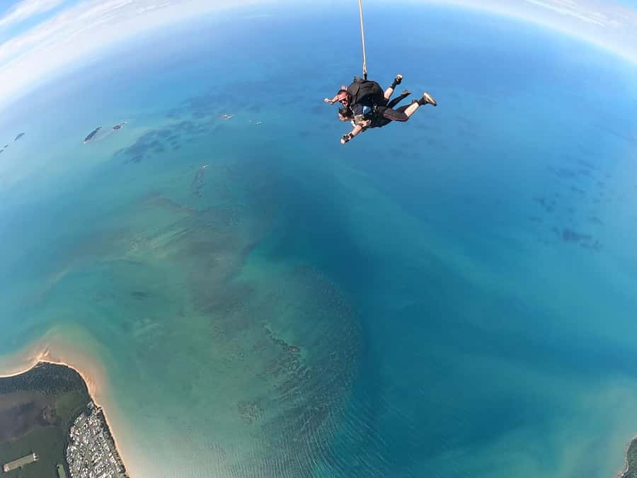 Cairns: Tandem Skydive - What happens from Cairns to the aircraft