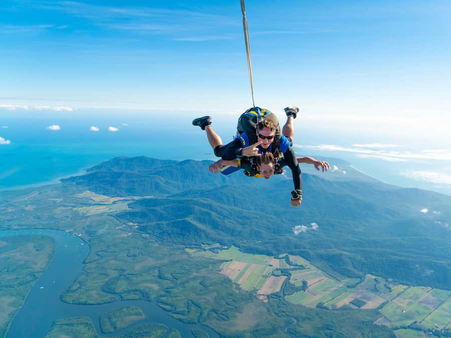 Cairns: Tandem Skydive Experience - The 10-minute briefing and getting ready