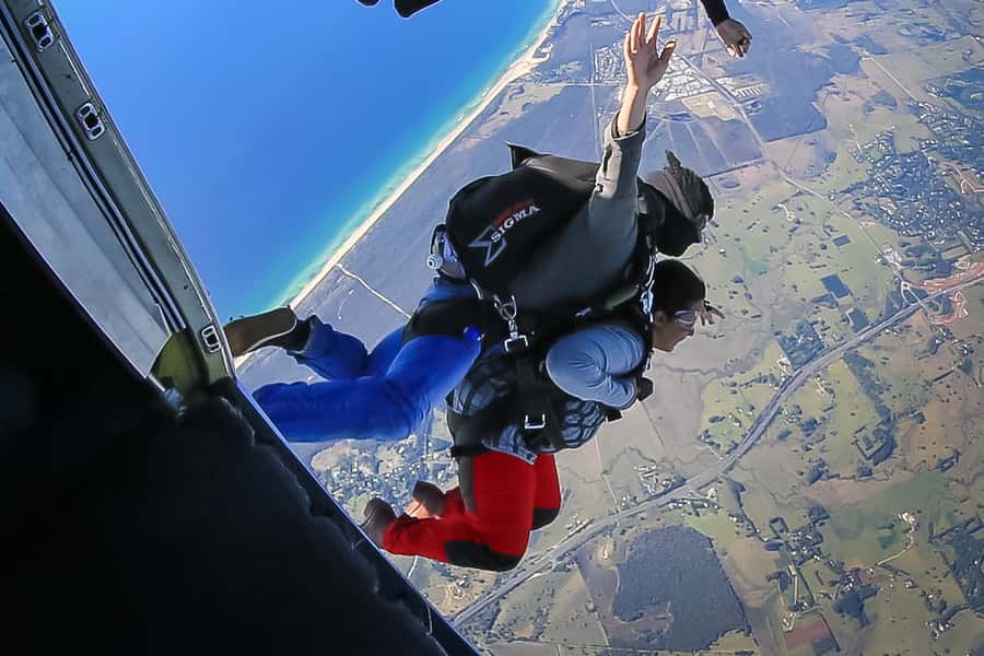From Brisbane: Tandem Skydive Experience over Byron Bay - Back at the beachside base