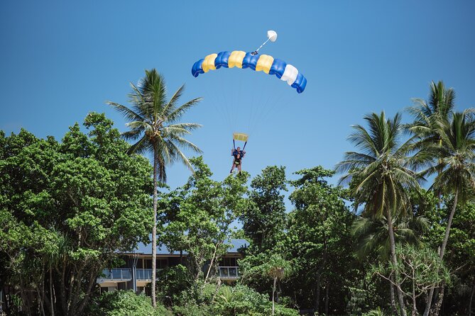 From Cairns: Tandem Skydive Experience over Mission Beach - The 15,000-foot ascent and the main jump
