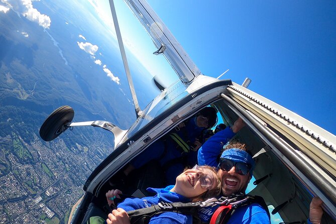 From Sydney: Tandem Skydive Experience over Wollongong Beach - From Sydney to the Wollongong drop zone