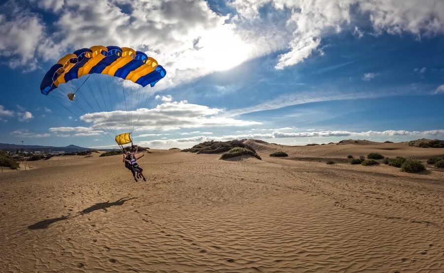 Gran Canaria : Skydiving over Maspalomas Dunes - Thirty seconds of free fall, then a slower view