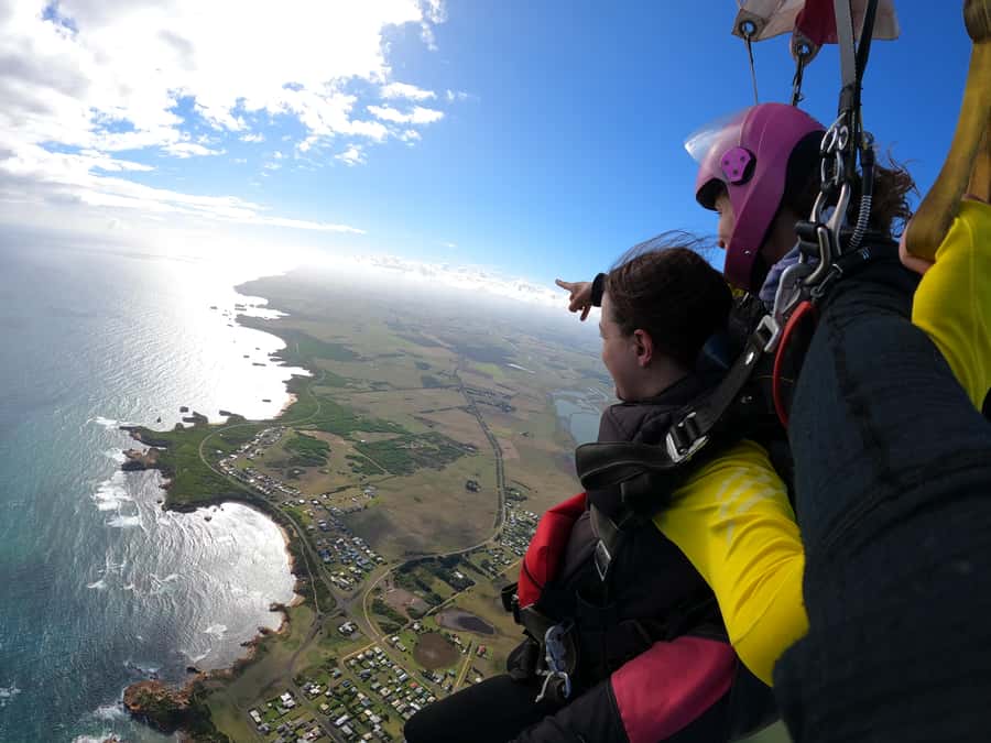 Great Ocean Road: Skydive over the Twelve Apostles - The climb above Loch Ard Gorge and the Twelve Apostles