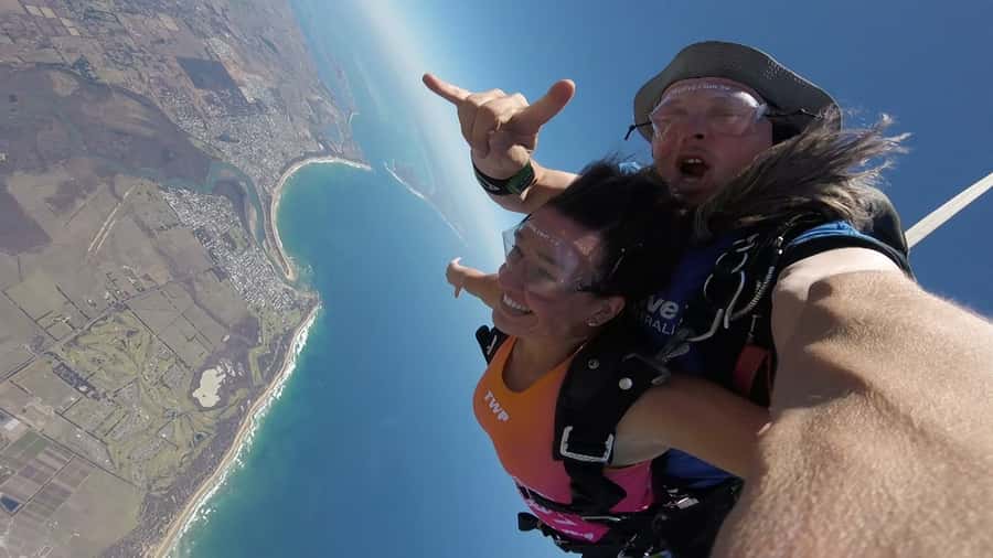 Melbourne: Tandem Skydive over Great Ocean Road + Transfer - From Melbourne CBD to the drop zone