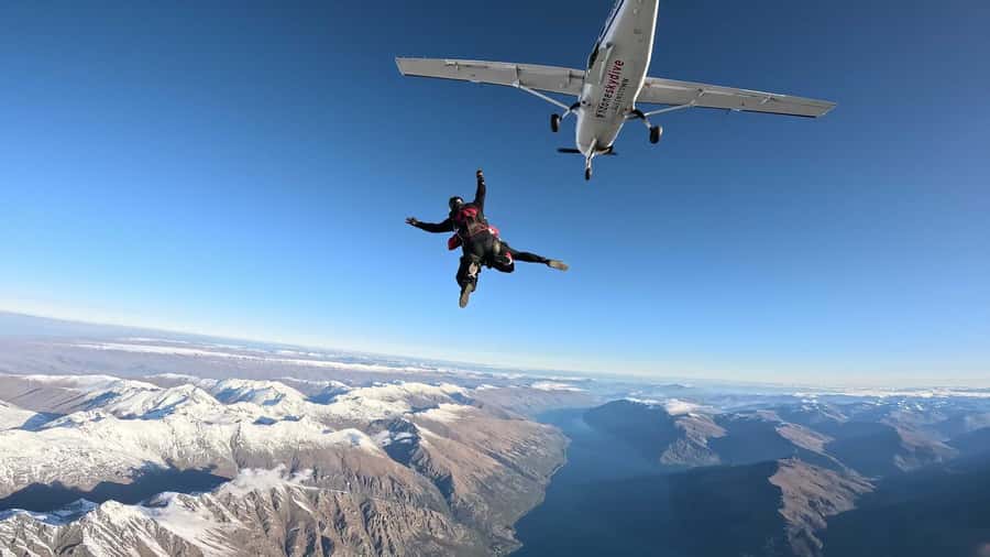 Queenstown: Tandem Skydive Experience - Five minutes under the parachute