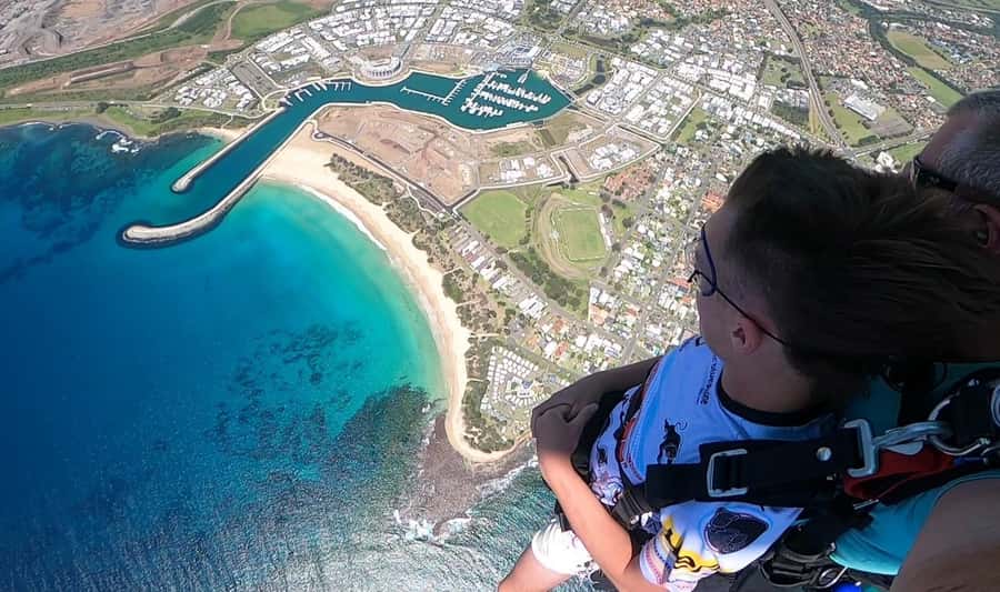 Sydney, Shellharbour: 15,000ft Tandem Beach Skydive - Check-in, briefing, and the climb to 15,000 feet