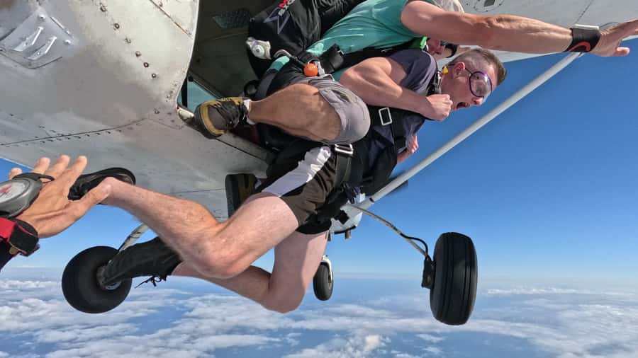 Sydney, Shellharbour: 15,000ft Tandem Beach Skydive - Who should book this experience