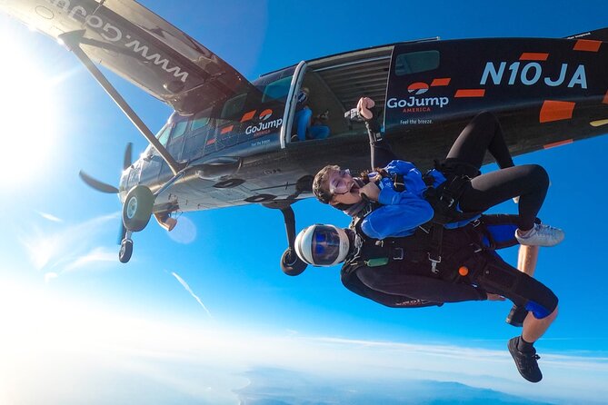 Tandem Skydiving with GoJump in Hawaii - What the 14,000-foot jump feels like