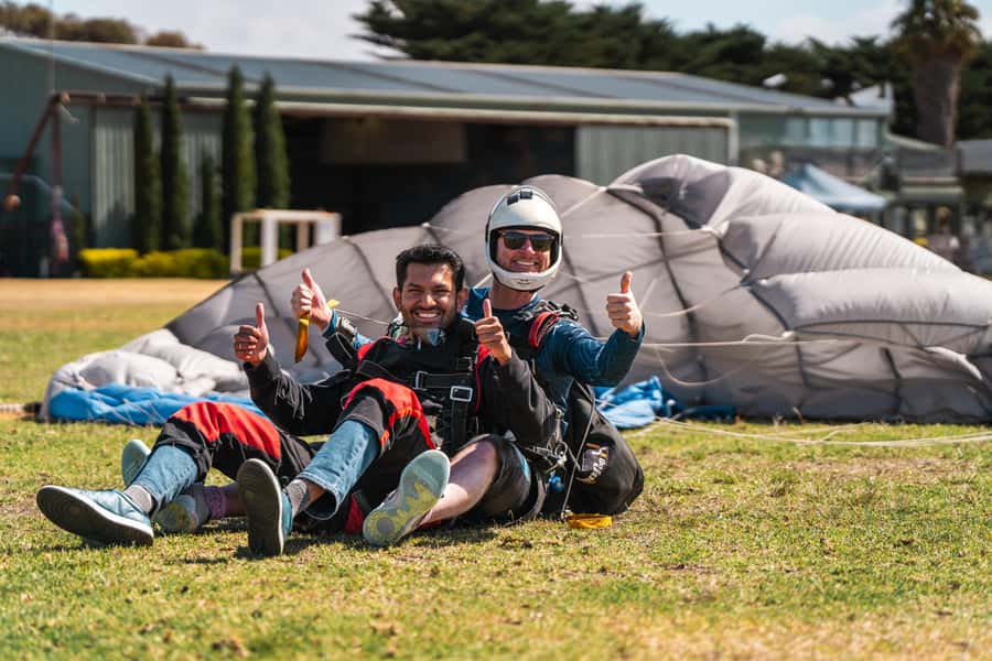 Torquay: Skydive over The Great Ocean Road - opt Melb pickup - The briefing and preparation before takeoff